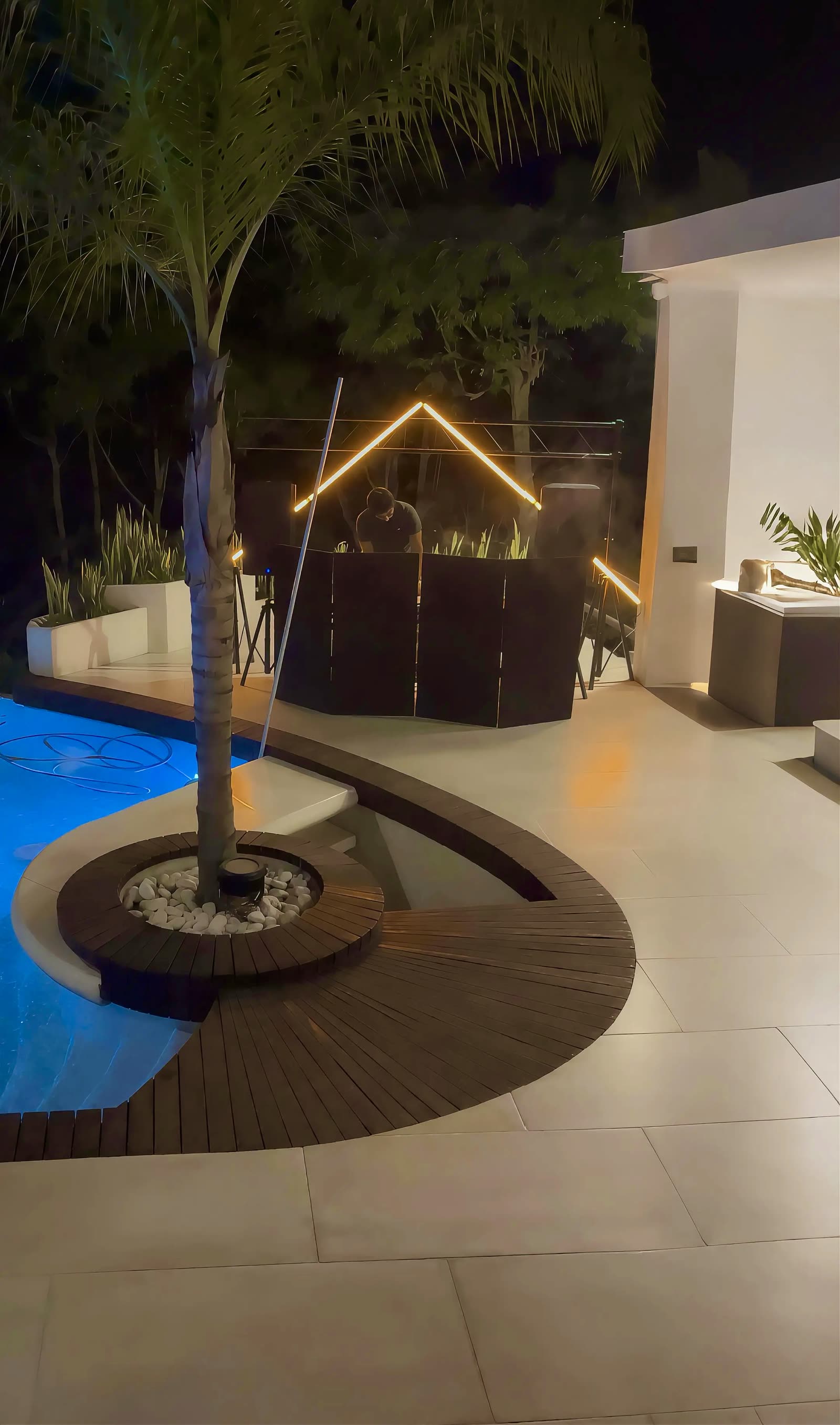 DJ en evento privado residencial con triángulo Lemans iluminado