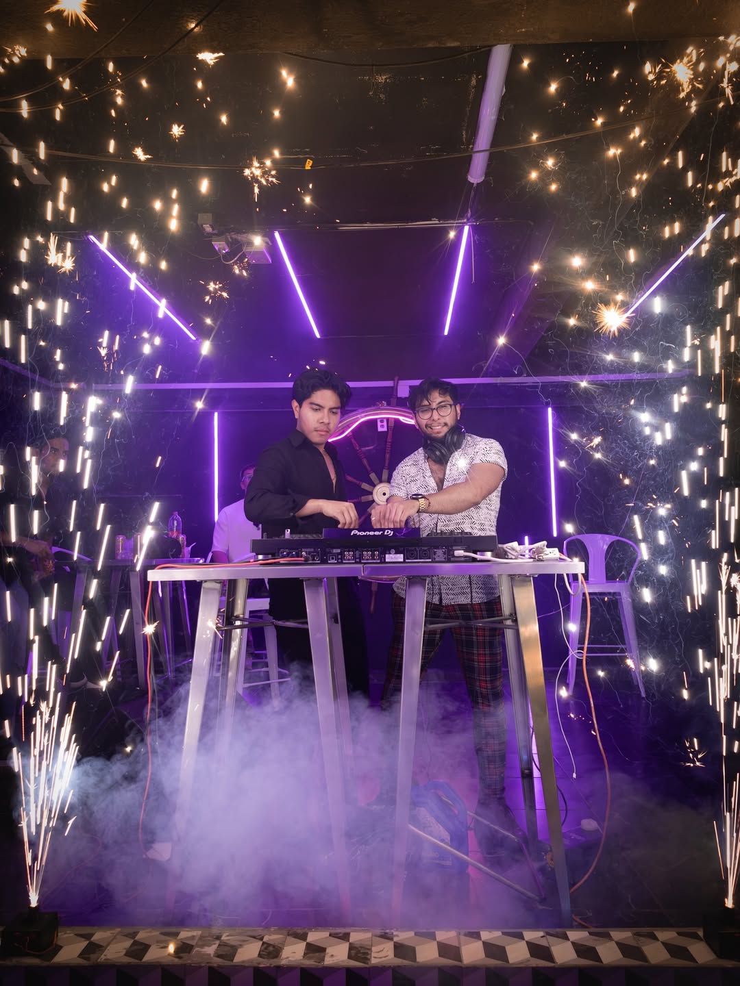 DJ Lemans Events con iluminación morada y pirotecnia fría