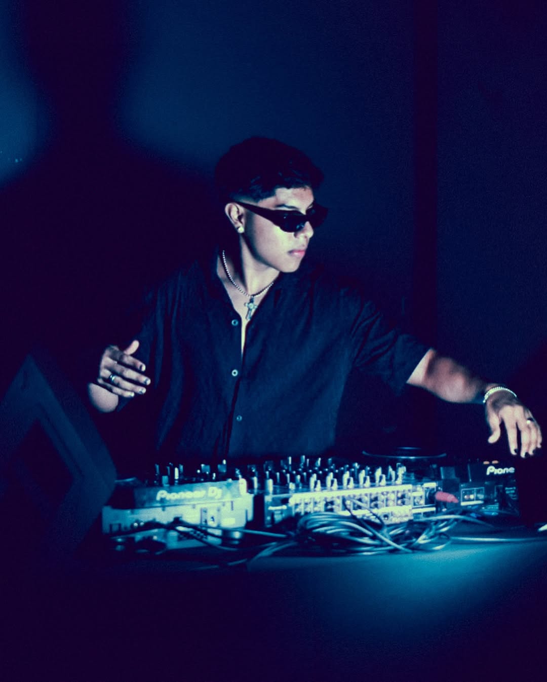 DJ Lemans con mixer Pioneer profesional en evento CDMX