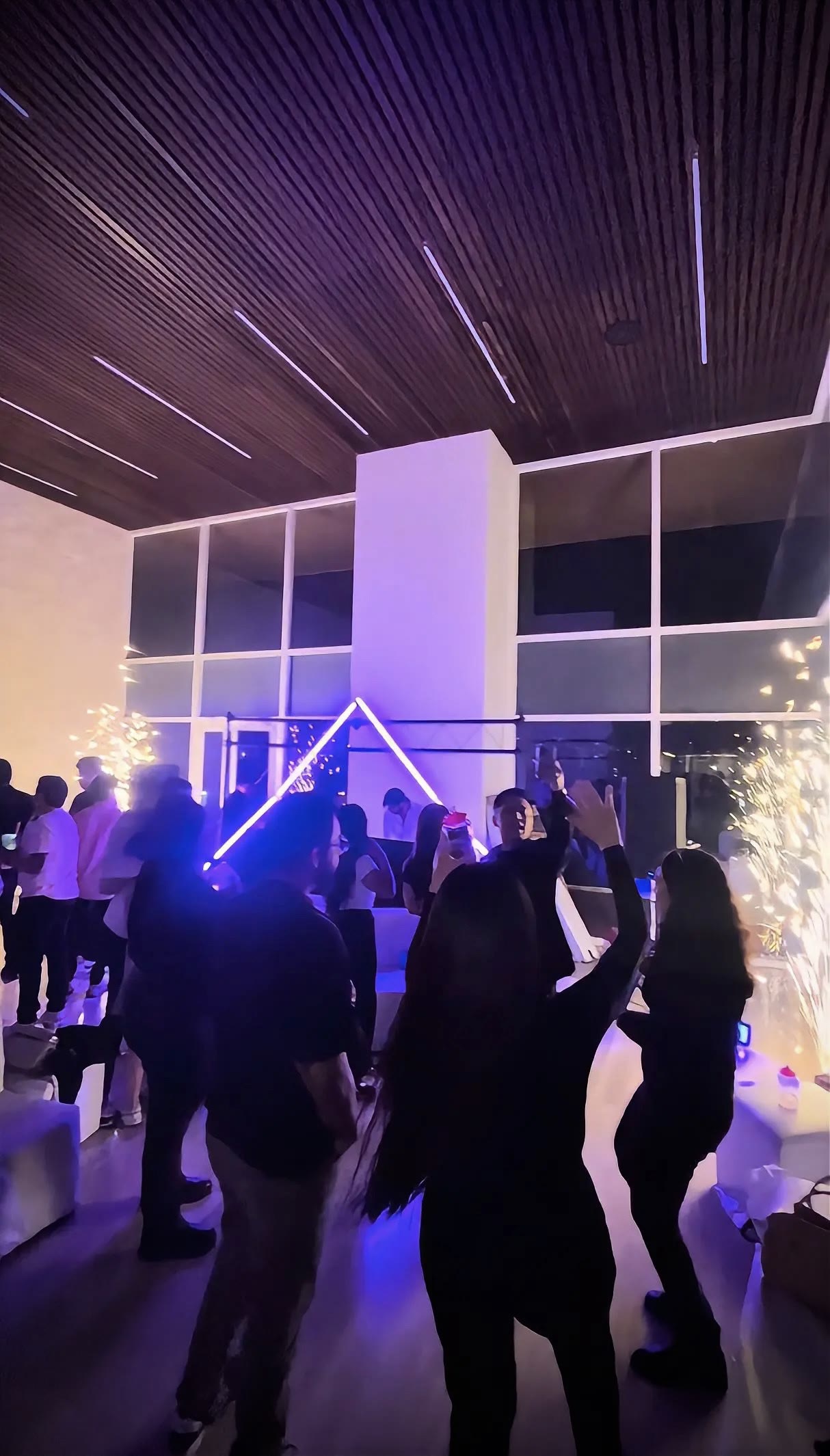 Pista de baile iluminada con triángulo Lemans y pirotecnia en evento CDMX